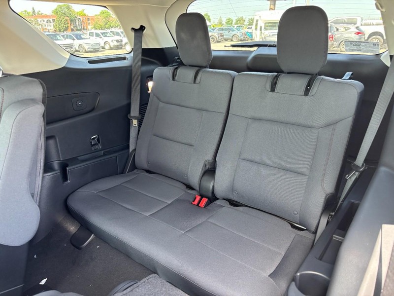 Ford Explorer Vehicle Full-screen Gallery Image 12