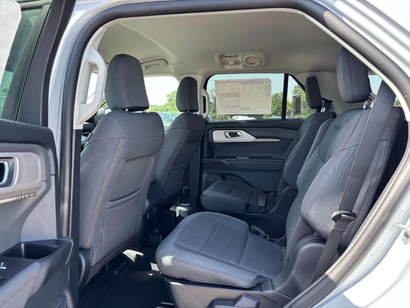 Ford Explorer Vehicle Full-screen Gallery Image 13