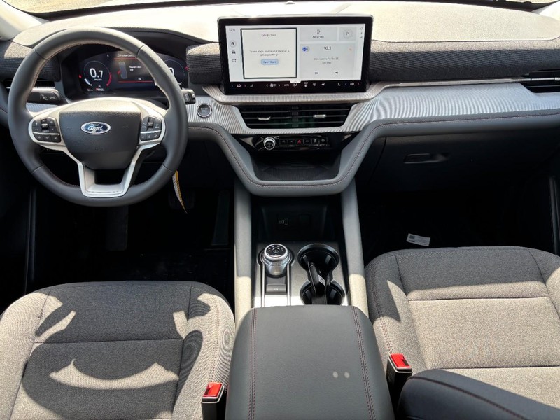 Ford Explorer Vehicle Full-screen Gallery Image 15