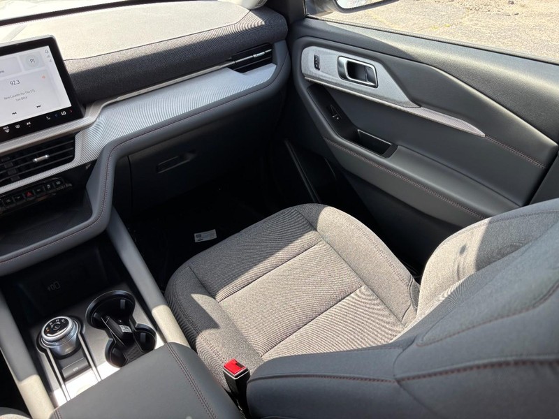 Ford Explorer Vehicle Full-screen Gallery Image 16