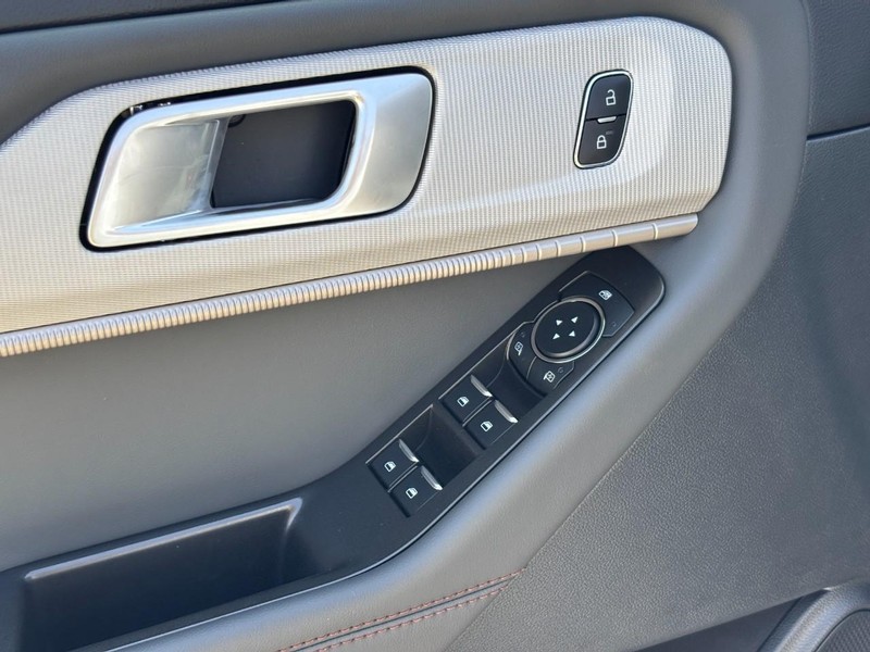 Ford Explorer Vehicle Full-screen Gallery Image 18