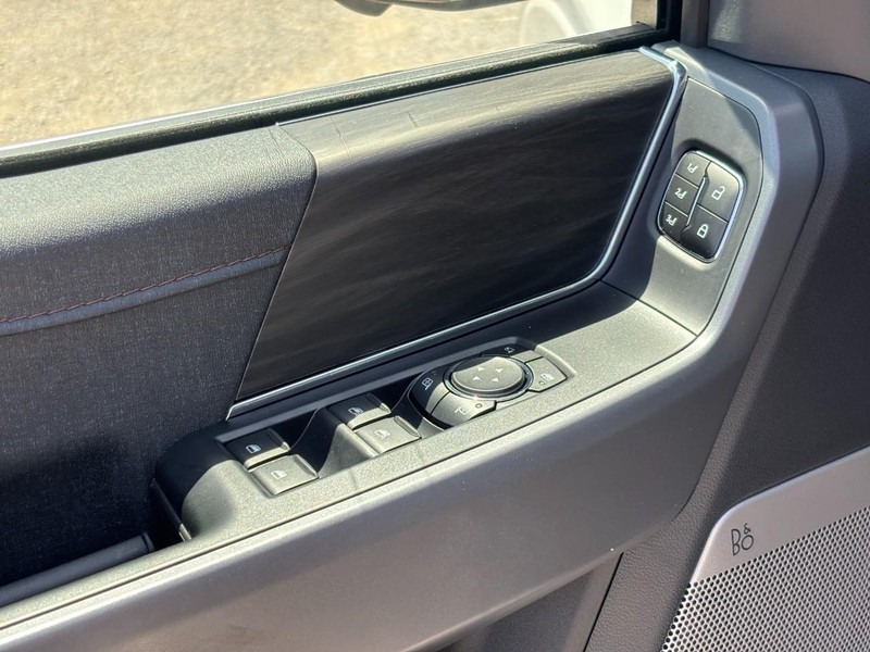 Ford F-150 Vehicle Full-screen Gallery Image 17