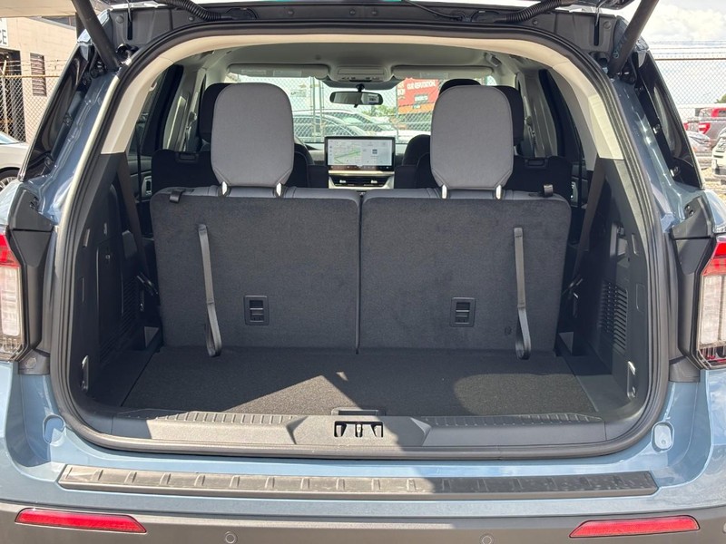 Ford Explorer Vehicle Full-screen Gallery Image 11