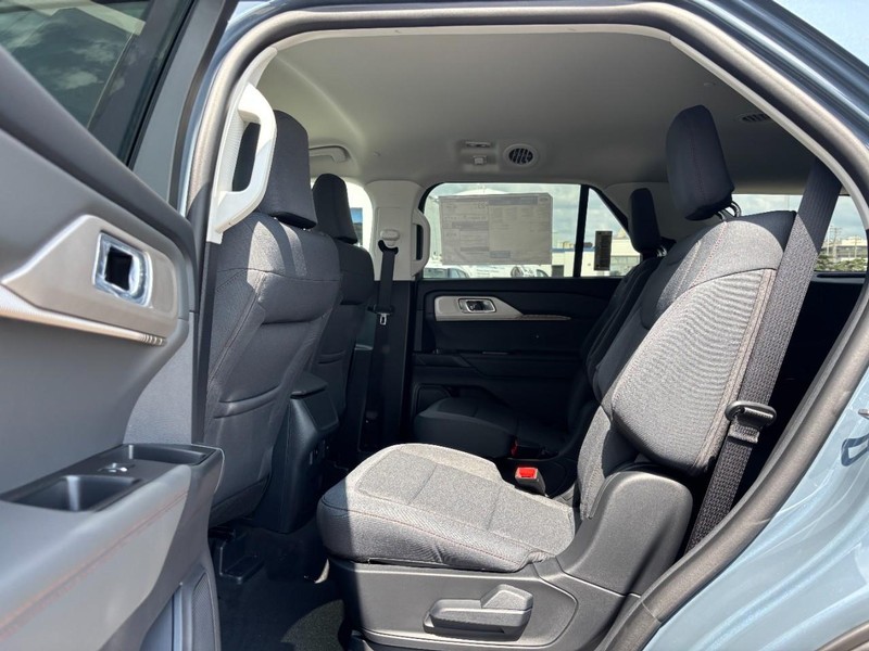 Ford Explorer Vehicle Full-screen Gallery Image 14