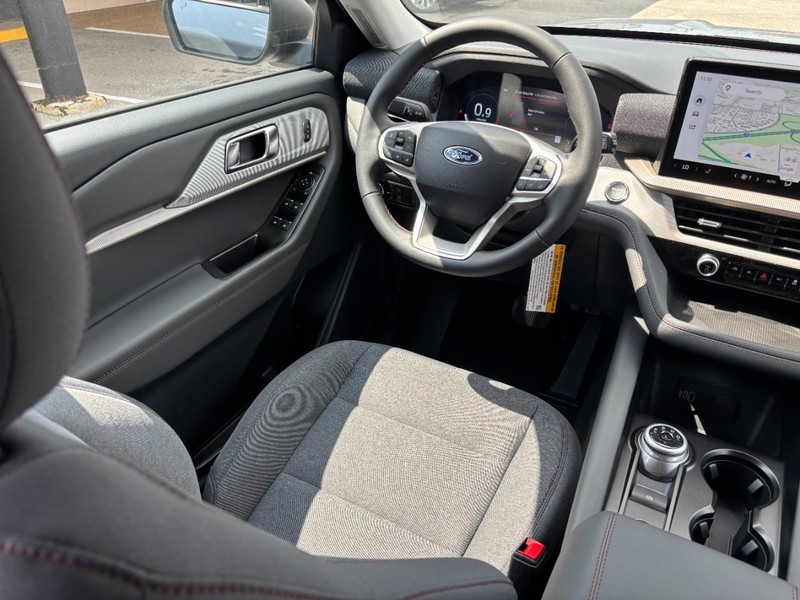 Ford Explorer Vehicle Full-screen Gallery Image 15