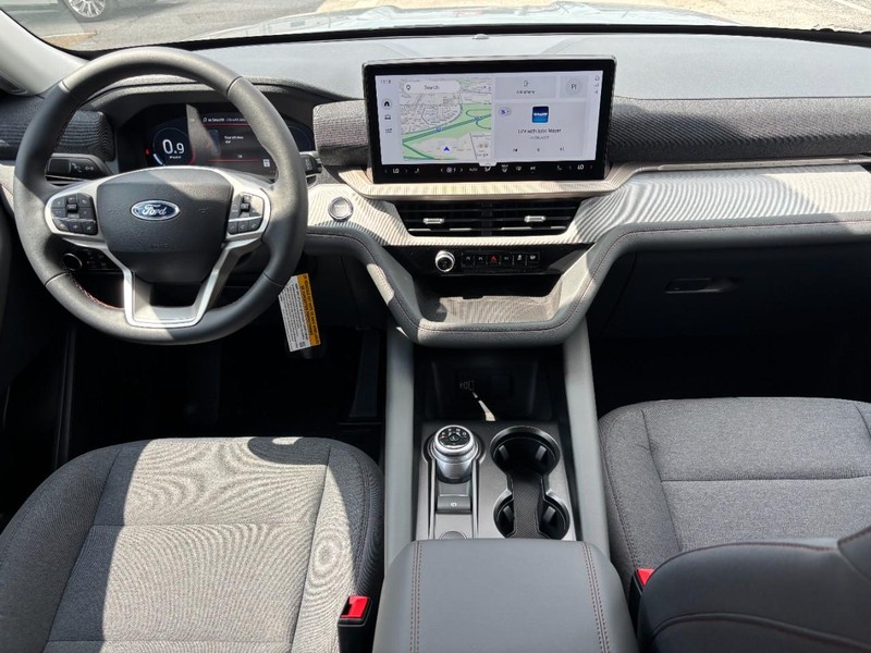 Ford Explorer Vehicle Full-screen Gallery Image 16