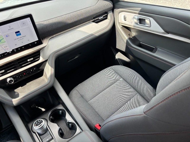 Ford Explorer Vehicle Full-screen Gallery Image 17