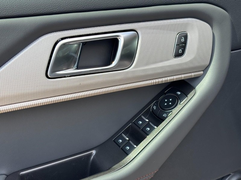Ford Explorer Vehicle Full-screen Gallery Image 19