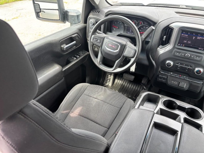 GMC Sierra 2500HD Vehicle Full-screen Gallery Image 13