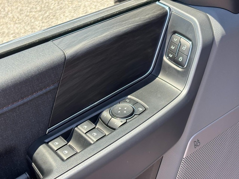 Ford F-150 Vehicle Full-screen Gallery Image 17