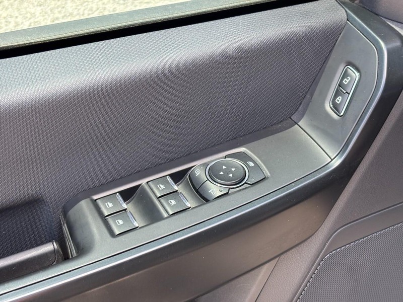 Ford F-150 Vehicle Full-screen Gallery Image 18