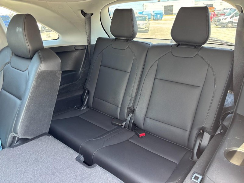 Acura MDX Vehicle Full-screen Gallery Image 11