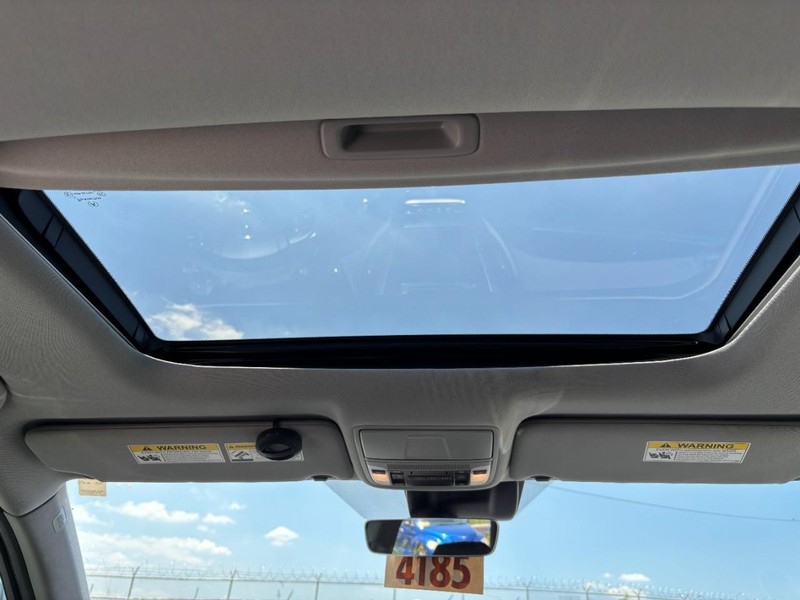Acura MDX Vehicle Full-screen Gallery Image 13