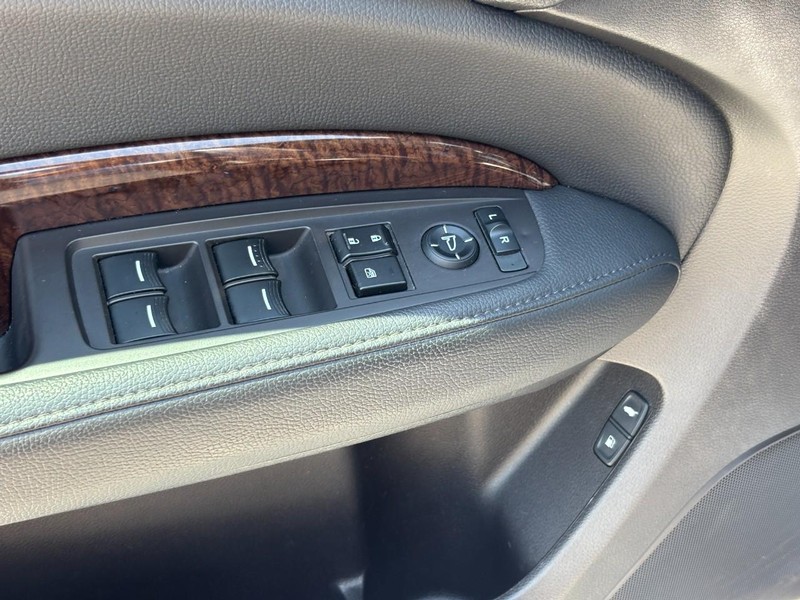 Acura MDX Vehicle Full-screen Gallery Image 18