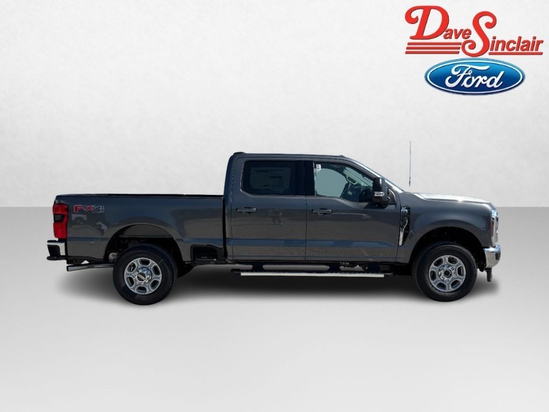 Ford Super Duty F-250 SRW Vehicle Full-screen Gallery Image 05