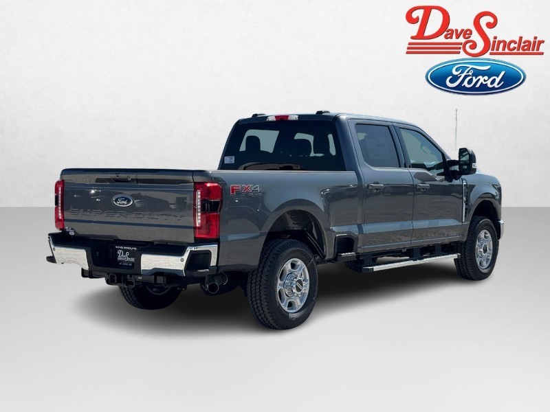 Ford Super Duty F-250 SRW Vehicle Full-screen Gallery Image 07