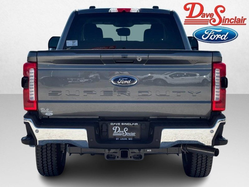 Ford Super Duty F-250 SRW Vehicle Full-screen Gallery Image 08