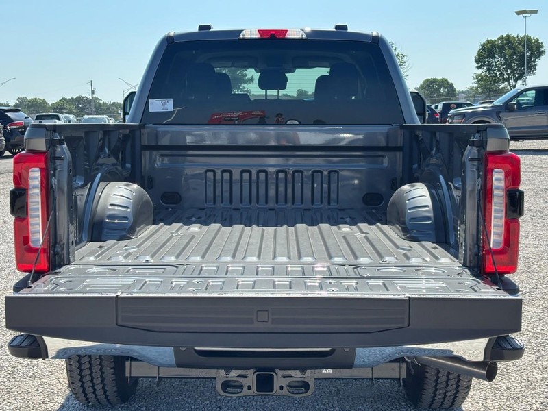 Ford Super Duty F-250 SRW Vehicle Full-screen Gallery Image 11