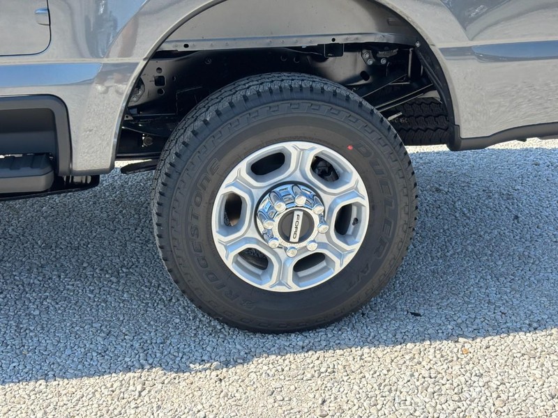 Ford Super Duty F-250 SRW Vehicle Full-screen Gallery Image 12