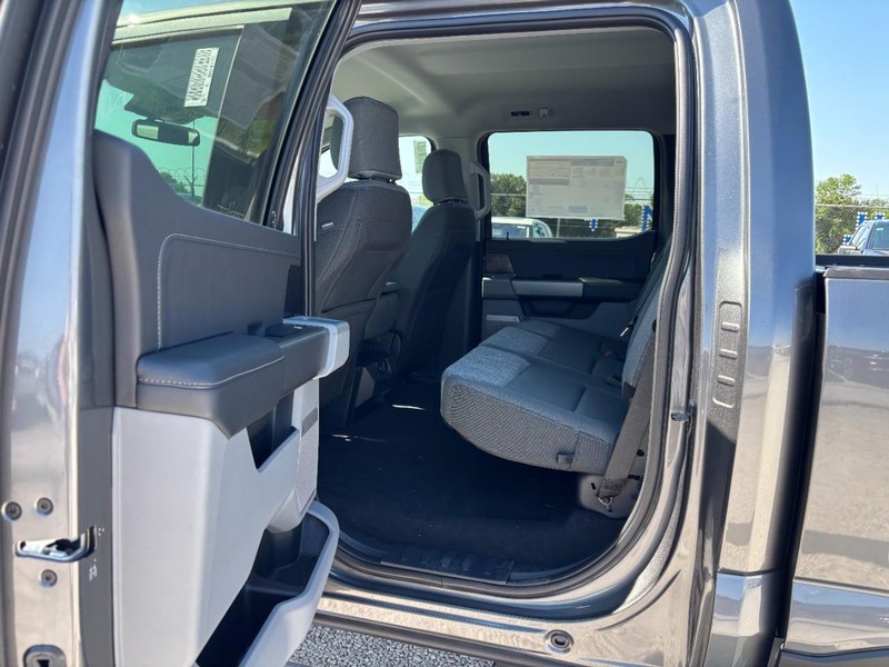 Ford Super Duty F-250 SRW Vehicle Full-screen Gallery Image 13