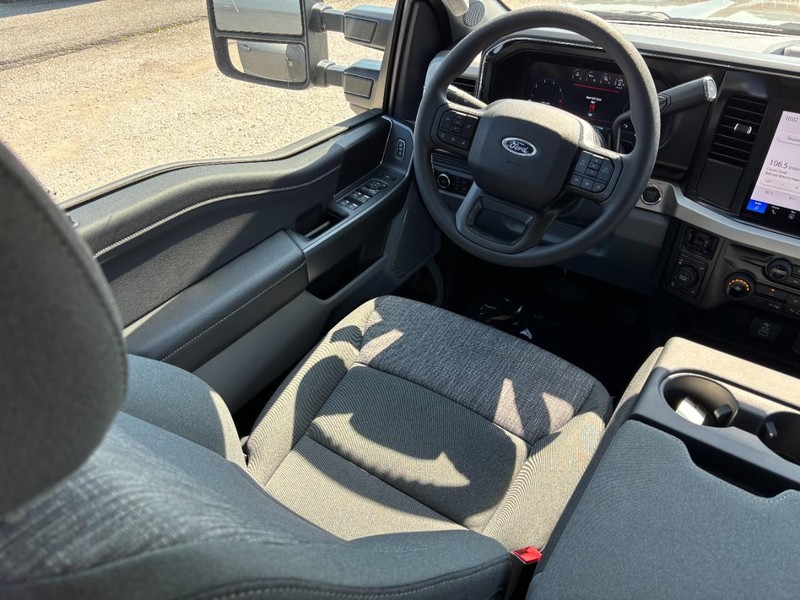 Ford Super Duty F-250 SRW Vehicle Full-screen Gallery Image 14