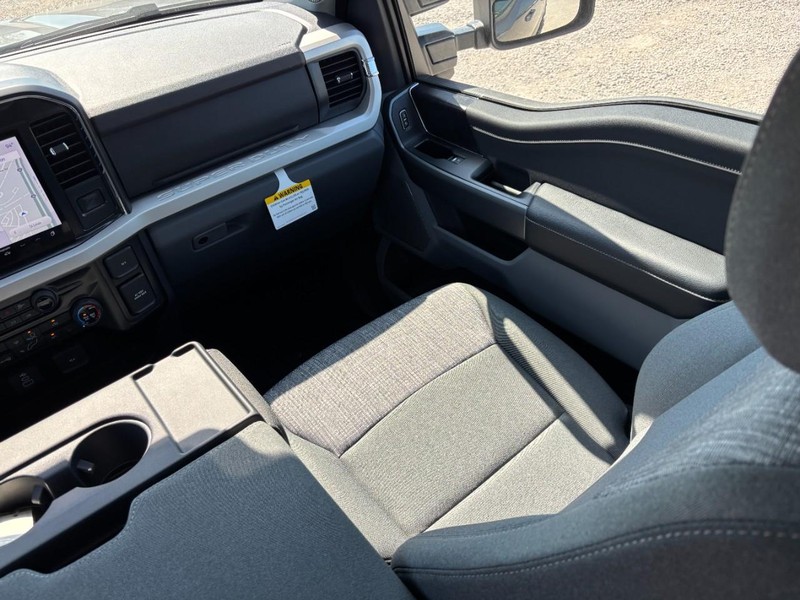 Ford Super Duty F-250 SRW Vehicle Full-screen Gallery Image 16