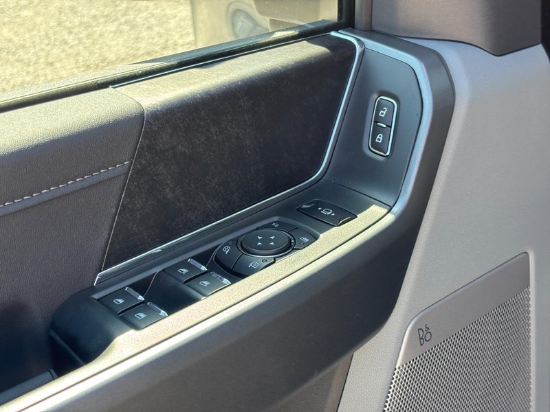 Ford Super Duty F-250 SRW Vehicle Full-screen Gallery Image 18