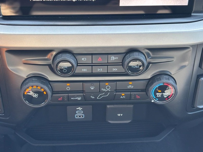 Ford Super Duty F-250 SRW Vehicle Full-screen Gallery Image 25