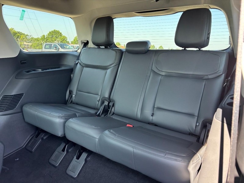 Ford Expedition Vehicle Full-screen Gallery Image 13