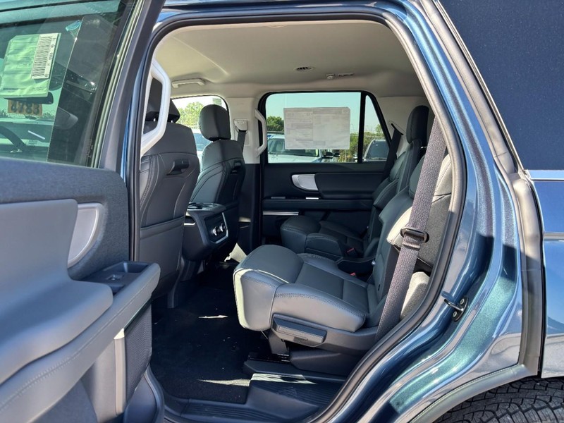 Ford Expedition Vehicle Full-screen Gallery Image 14