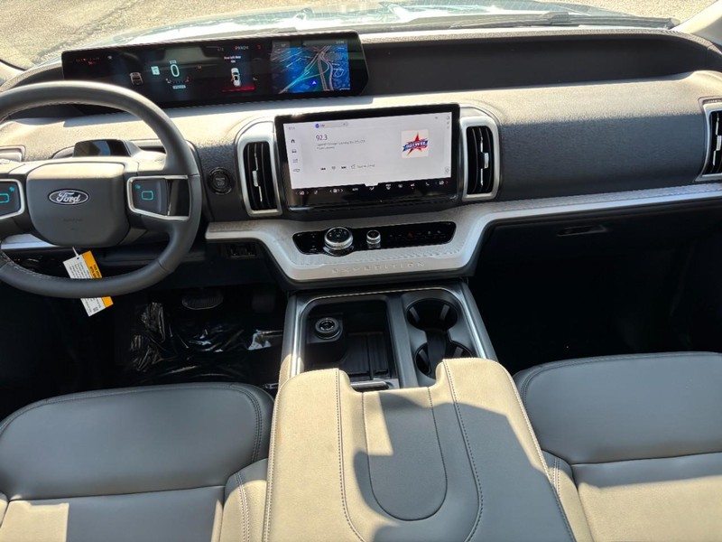 Ford Expedition Vehicle Full-screen Gallery Image 16