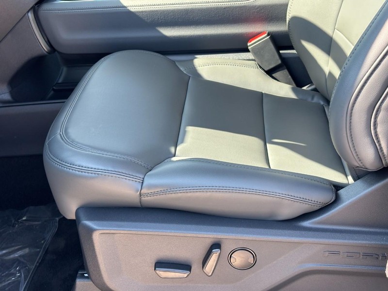 Ford Expedition Vehicle Full-screen Gallery Image 18