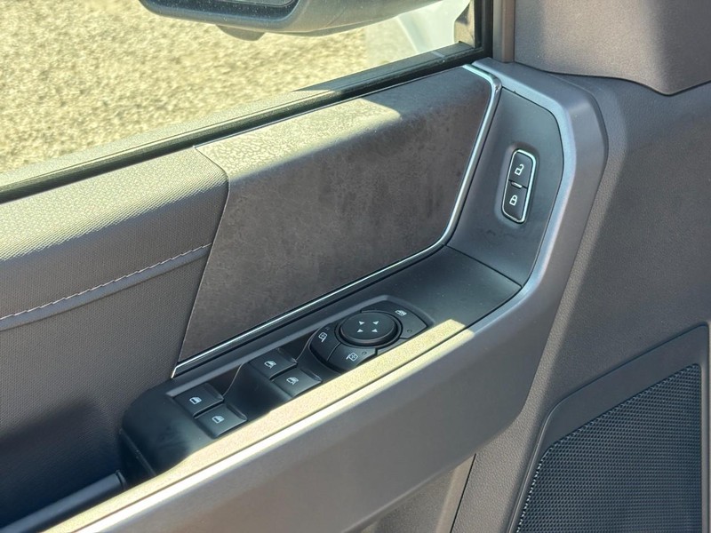 Ford F-150 Vehicle Full-screen Gallery Image 18