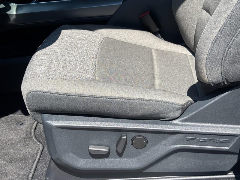 Ford F-150 Vehicle Full-screen Gallery Image 17