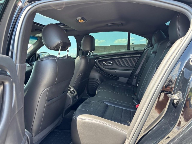 Ford Taurus Vehicle Full-screen Gallery Image 13