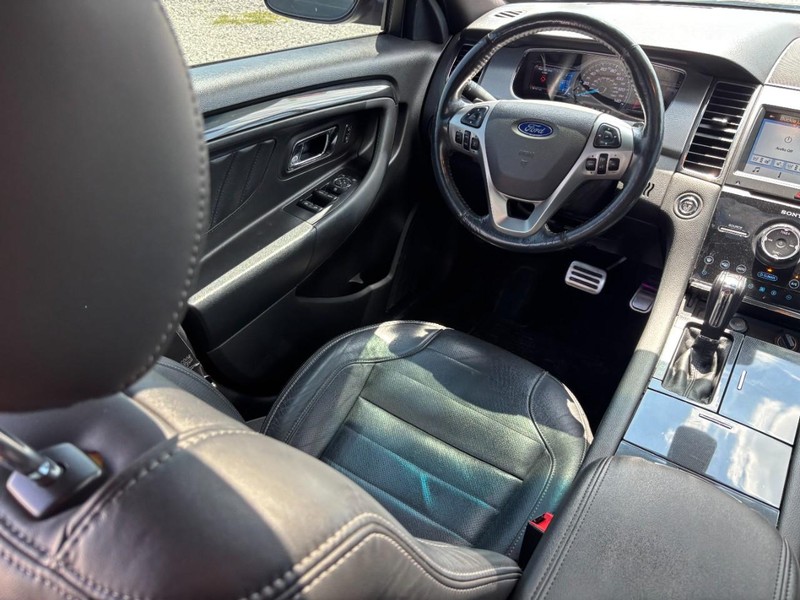 Ford Taurus Vehicle Full-screen Gallery Image 14
