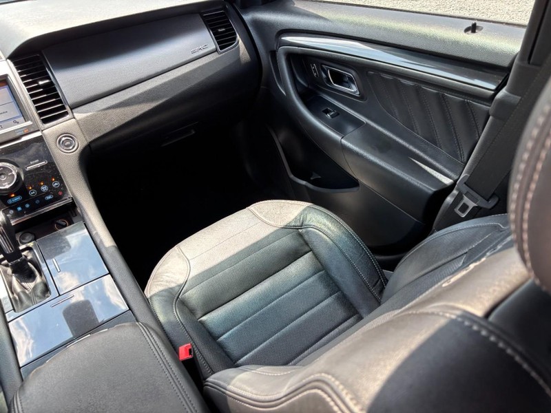 Ford Taurus Vehicle Full-screen Gallery Image 16