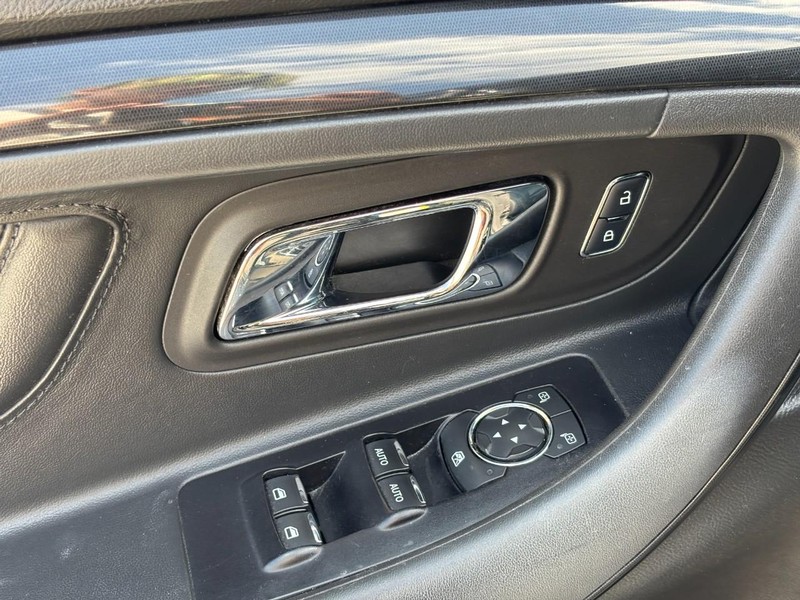 Ford Taurus Vehicle Full-screen Gallery Image 19