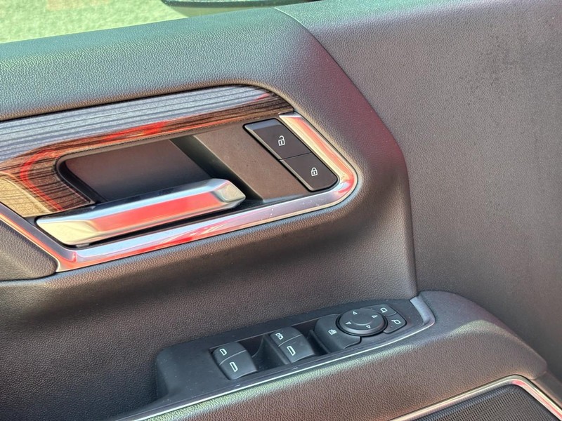 Chevrolet Silverado 2500HD Vehicle Image 17