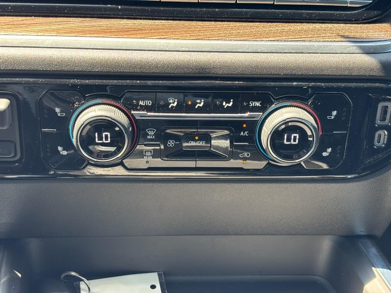 Chevrolet Silverado 2500HD Vehicle Image 24