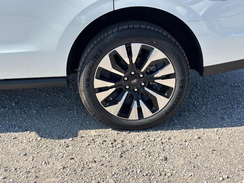 Ford Expedition Vehicle Full-screen Gallery Image 12