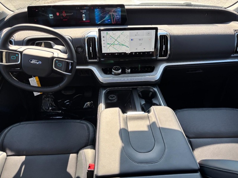 Ford Expedition Vehicle Full-screen Gallery Image 16