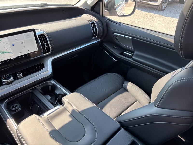 Ford Expedition Vehicle Full-screen Gallery Image 17