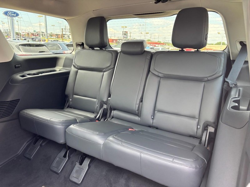 Ford Expedition Vehicle Full-screen Gallery Image 13