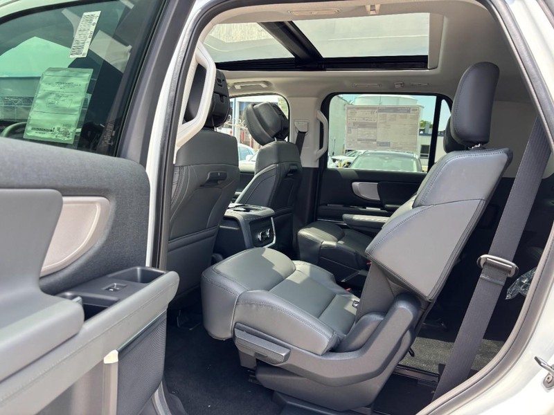 Ford Expedition Vehicle Full-screen Gallery Image 14