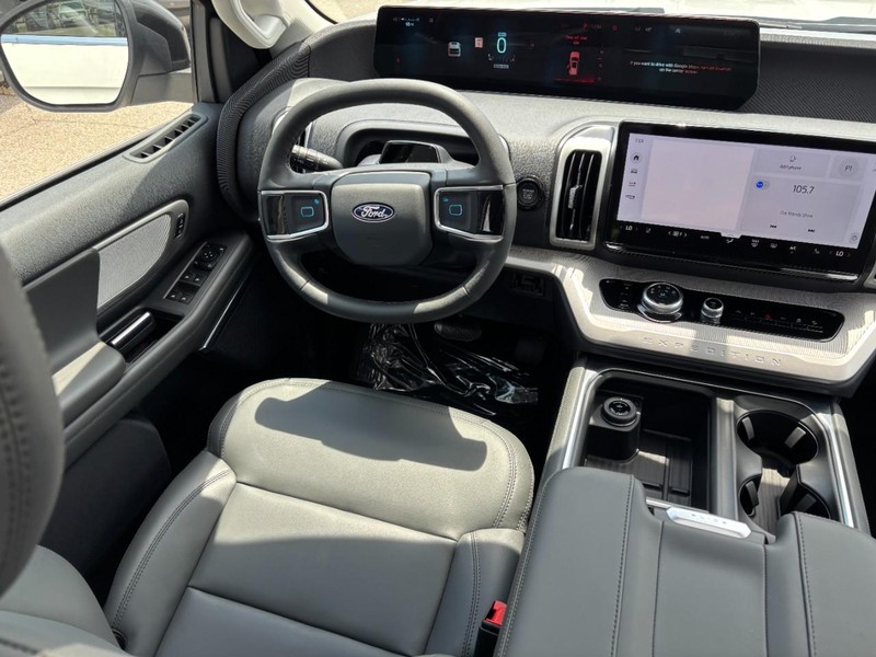 Ford Expedition Vehicle Full-screen Gallery Image 15