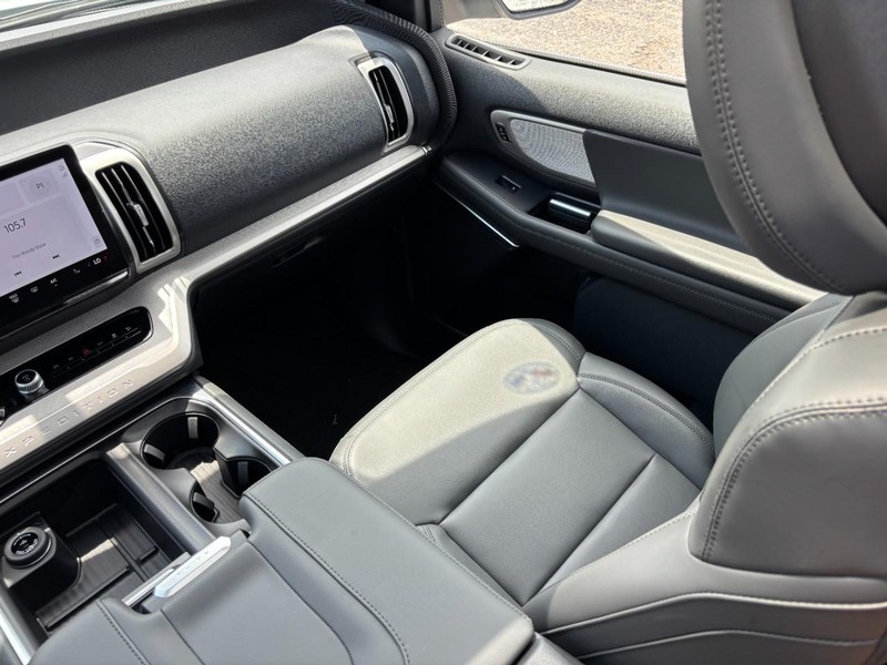 Ford Expedition Vehicle Full-screen Gallery Image 17