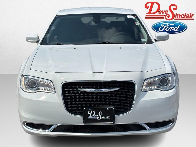 Chrysler 300 Vehicle Image 02