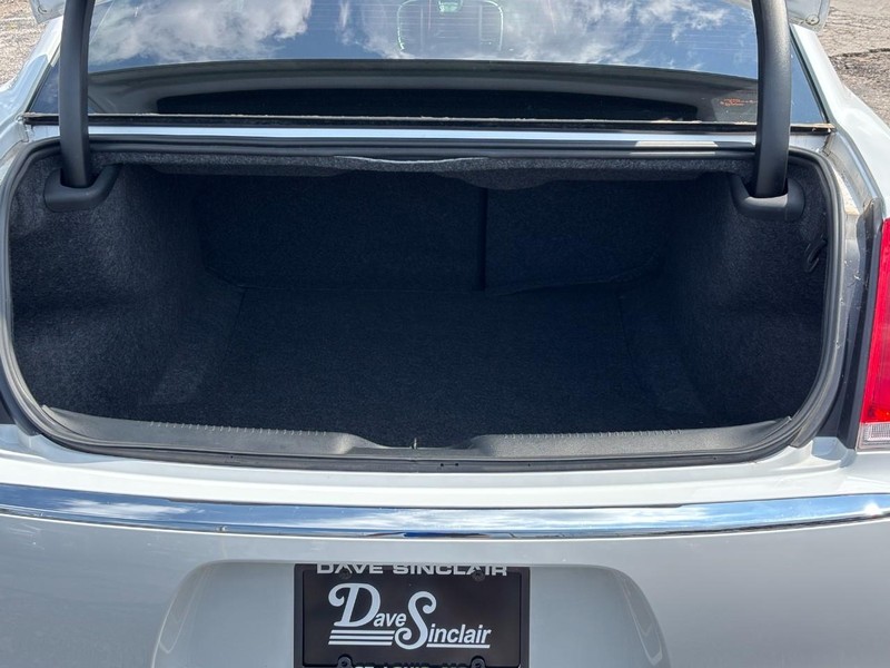 Chrysler 300 Vehicle Image 11