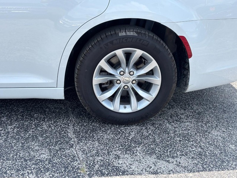 Chrysler 300 Vehicle Image 12